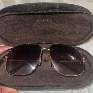 Tomford shades comes with box